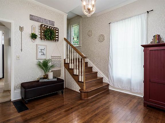 4th image of 826 Roscoe Ave