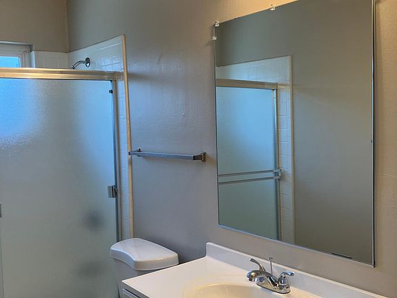 5th image of 315 Oak Ave #8