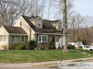 10 Forest Dr, Bloomingdale, NJ 07403