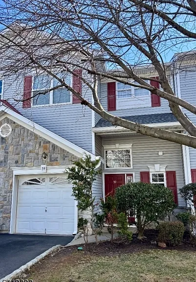 39 Rozalyn Ln — Photo 1