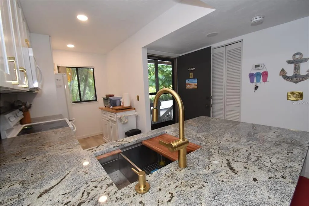 1 bed, 1.0 bath, 731 sqft, $1,750 — Photo 3
