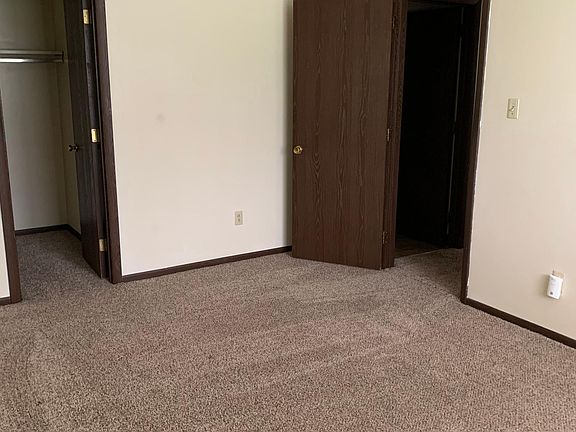 Large bedrooms with nice closets