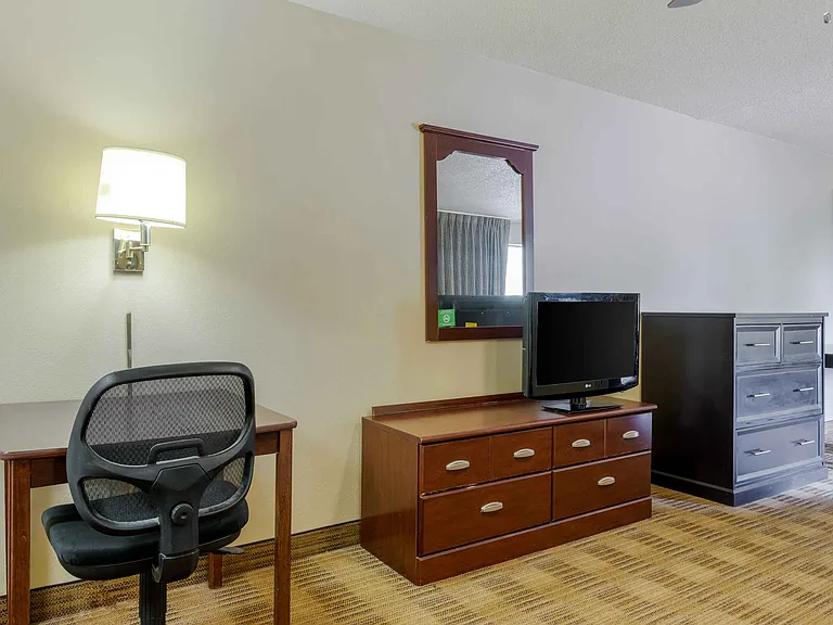 1 Bedroom Suite - 1 King Bed