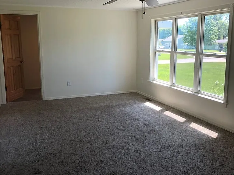 2824 Country Ln — Photo 10