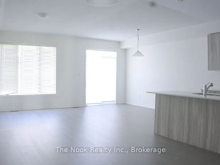 26 Louise Cres — Photo 3