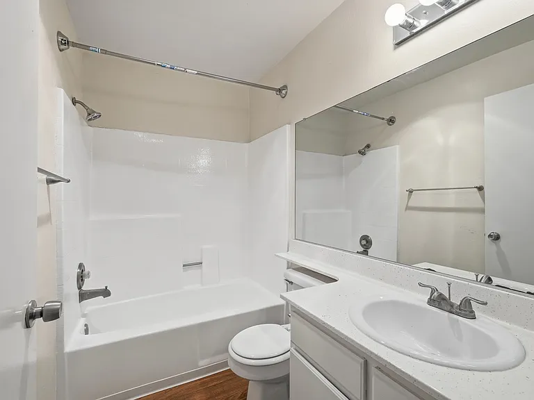908 S Shenandoah St #103 — Photo 24