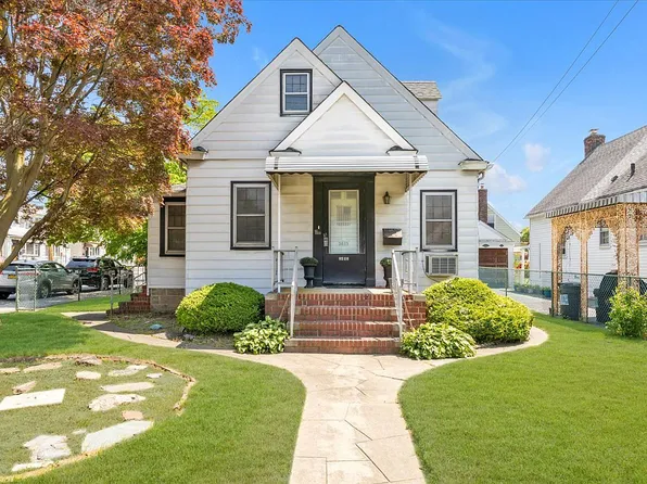 3403 204th St, Bayside, NY 11361