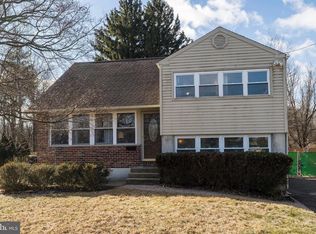 633 W County Line Rd, Hatboro, PA 19040