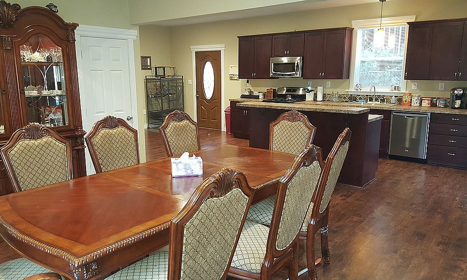 Dining to kitchen
