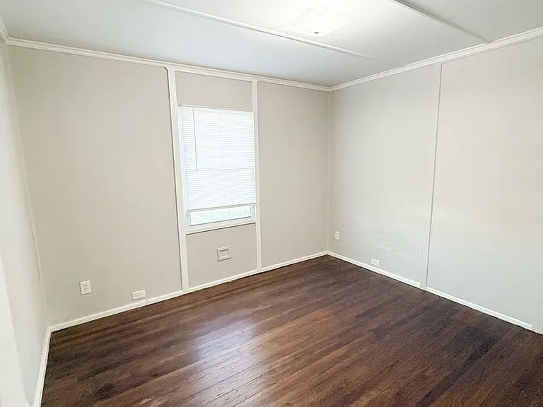 6528 Whitney Ave — Photo 2