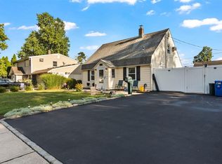 12 Clover Ln, Levittown, NY 11756