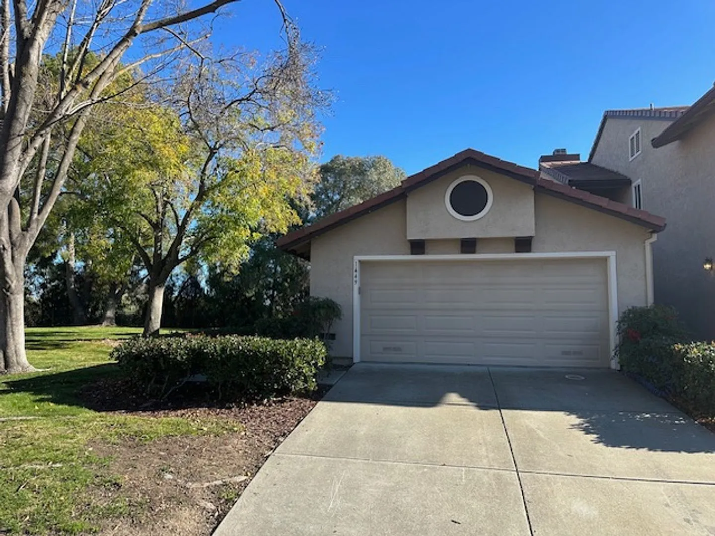 1449 Chateau Cmn photo 1