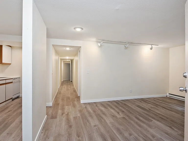 Queen Anne Court — Photo 4