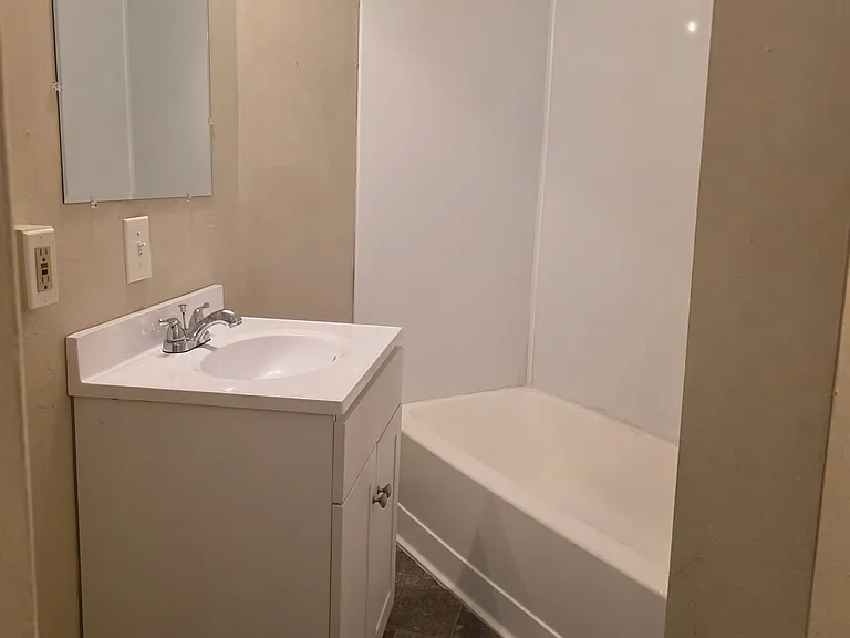 241 Memorial Pkwy #2 — Photo 7