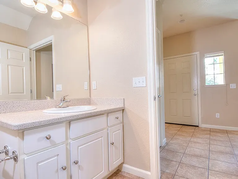 Lincoln Gardens Apartments — Photo 8