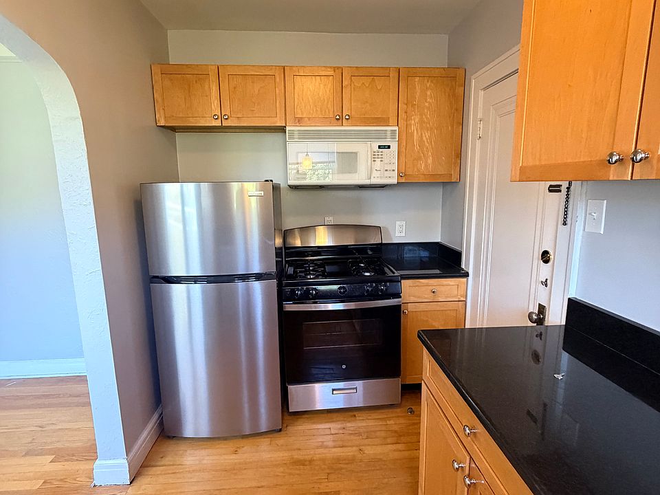 166 W Lincoln St Apt 4, photo 9
