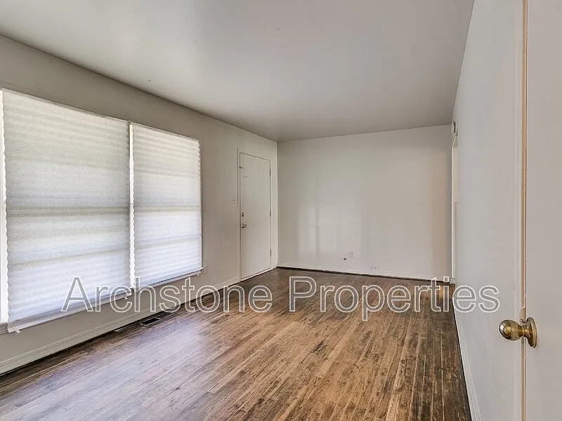 3 bed, 1.0 bath, 1075 sqft, $975 — Photo 2