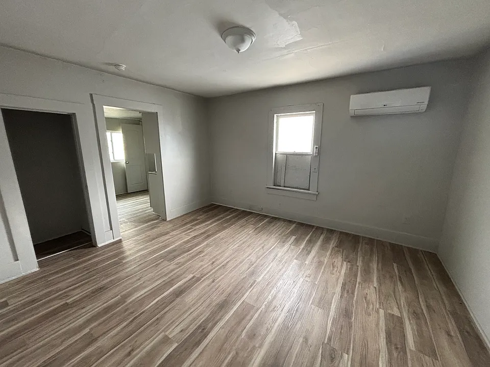 14 E 6th Ave #4