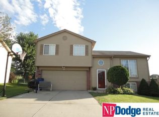 1115 Devon Dr, Papillion, NE 68046