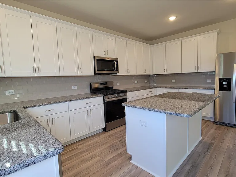 807 Goldenrod Ln — Photo 7
