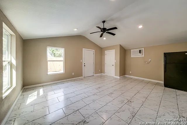 811 W Kings Hwy — Photo 22