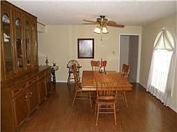 3rd image of 906 W Castlewood Ave