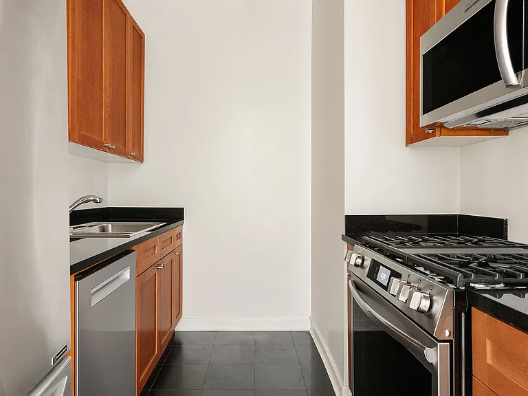252 7th Ave #8Z — Photo 3