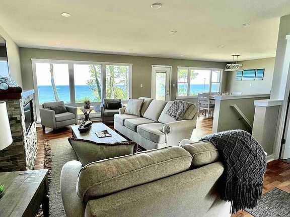 5th image of 3082 Lakeshore Ave