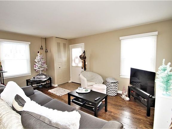 5th image of 9 Heron Way S
