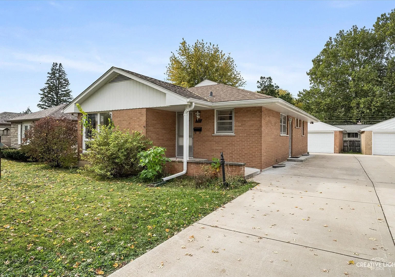 3 bed, 1.5 bath, 1207 sqft, $2,300 — Photo 2
