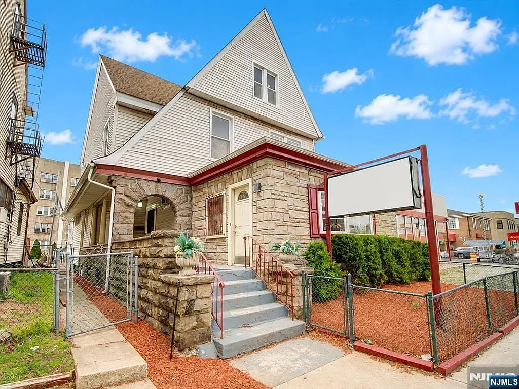 4 bed, 1.5 bath, $3,999 — Photo 2