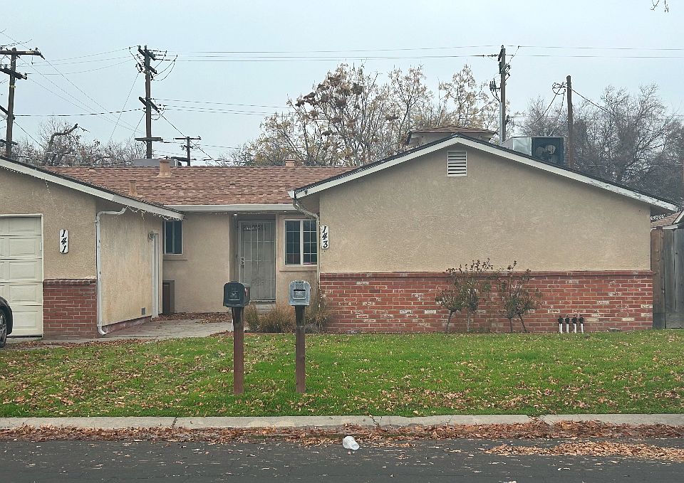 Front of unit - 2 cars garage on left side
