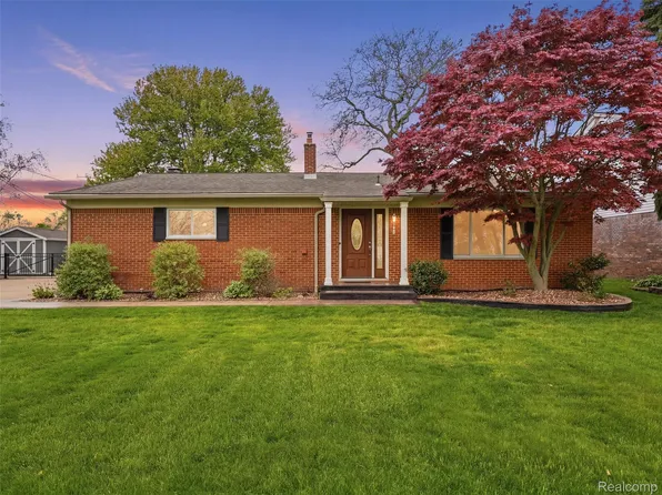 32160 S River Rd, Harrison Township, MI 48045