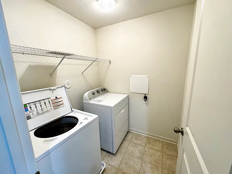661 E Church St #B — Photo 24