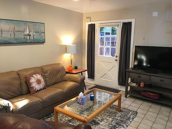 Living Room - fast wifi and 125 channel cable TV