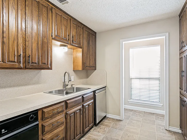 2306 Birchbrook Ct — Photo 6