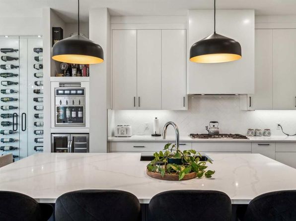 456 W Discovery Pl SW, Calgary, AB T3H 6A2