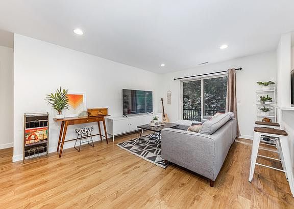 3rd image of 1531 Raymond Dr APT 203