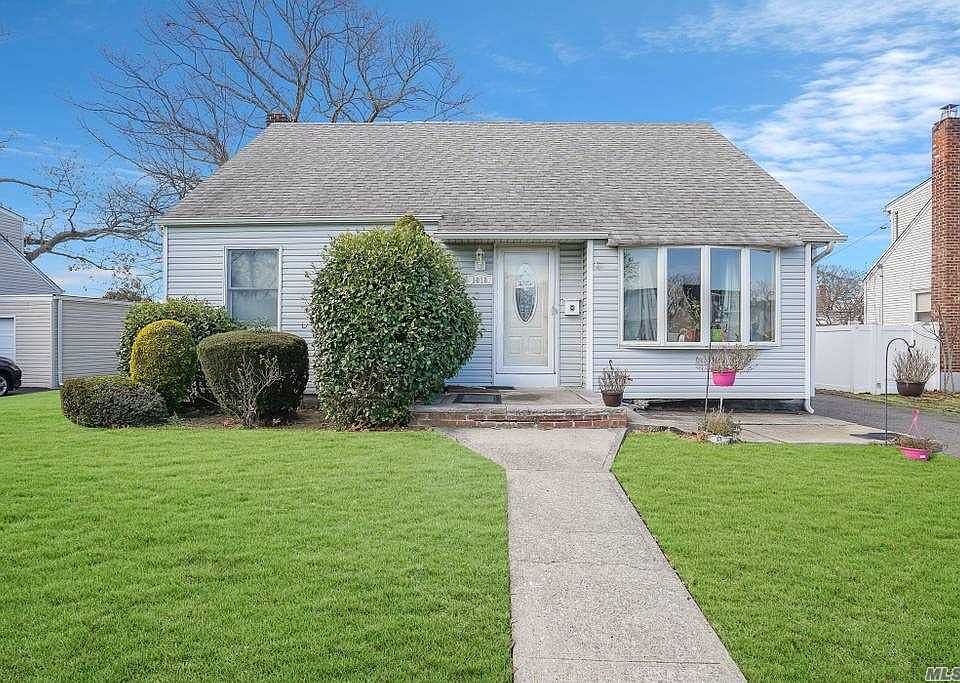 1st image of 1010 Park Ln