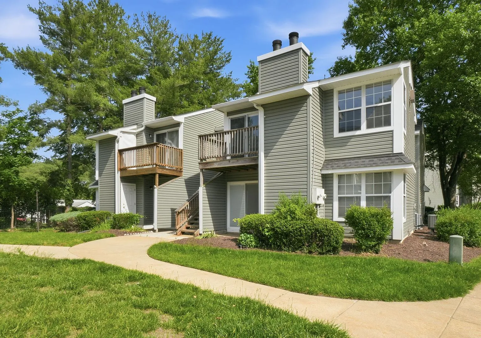 Nicely Updated 1 Bedroom 1 Bathroom Condo In Excellent Location!! — Photo 2