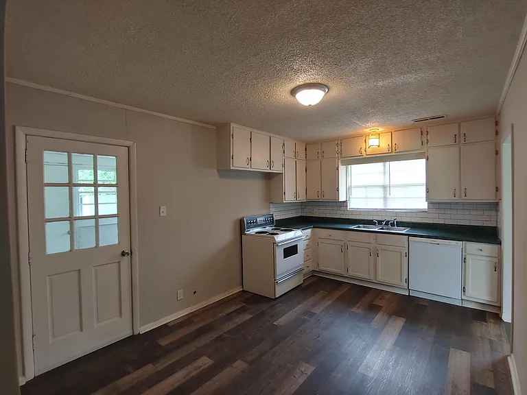 408 Willow Dr — Photo 6
