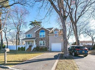 185 Cayuga Ave, Deer Park, NY 11729