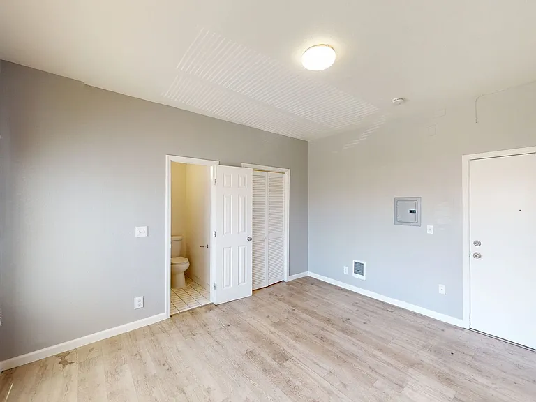 2805 E 16th Street — Photo 12