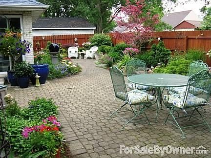 Peaceful, Relaxing Garden with Pond : Stress melts away at the end of the workday when you arrive to