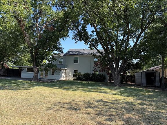 3rd image of 926 Calaveras St