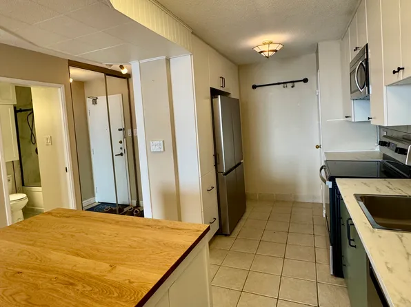 1785 Frobisher Ln #1009, Ottawa, ON K1G 3T7