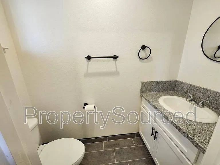 934 W Alameda St #A — Photo 7