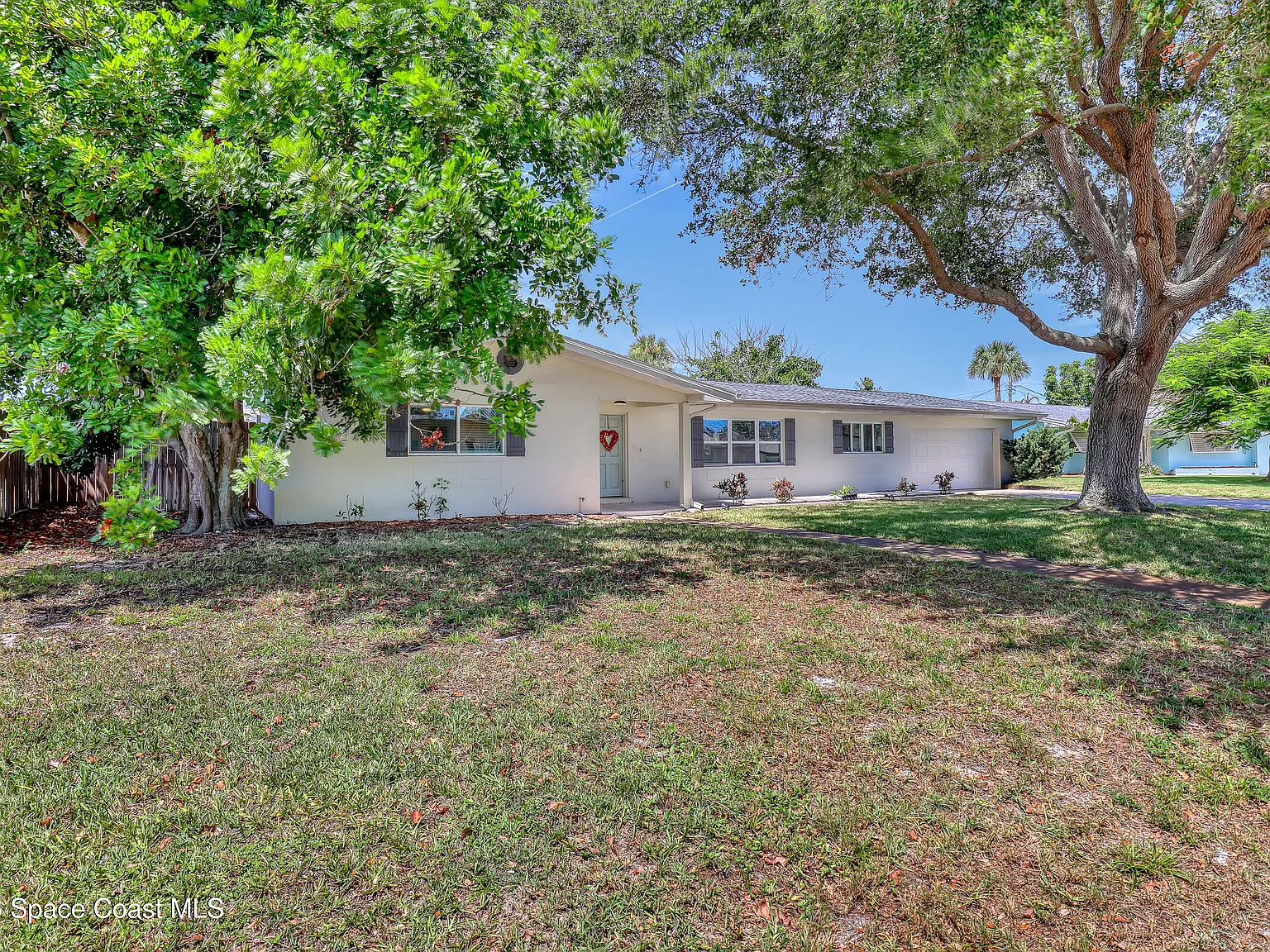 4 bed, 2.0 bath, 2300 sqft, $3,300 — Photo 2