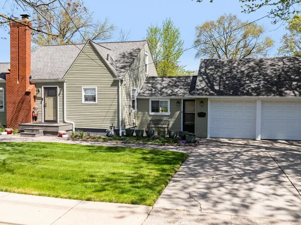 19059 Huntington Ave, Harper Woods, MI 48225