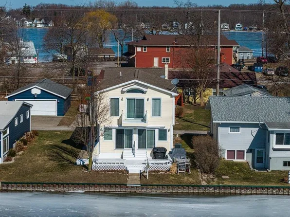 9920 W Ferndale Dr, Manitou Beach, MI 49253